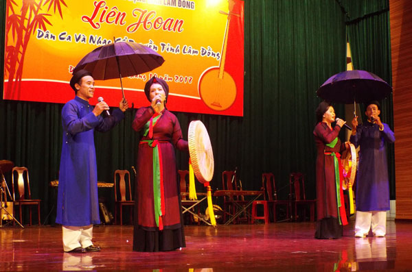Tiết mục hát quan họ giao duyên của CLB Dân ca quan họ Nam Ban (Lâm Hà)