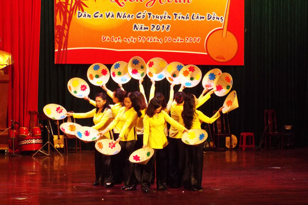 Đạo cụ, trang phục làm cho các tiết mục đậm đà bản sắc văn hoá truyền thống