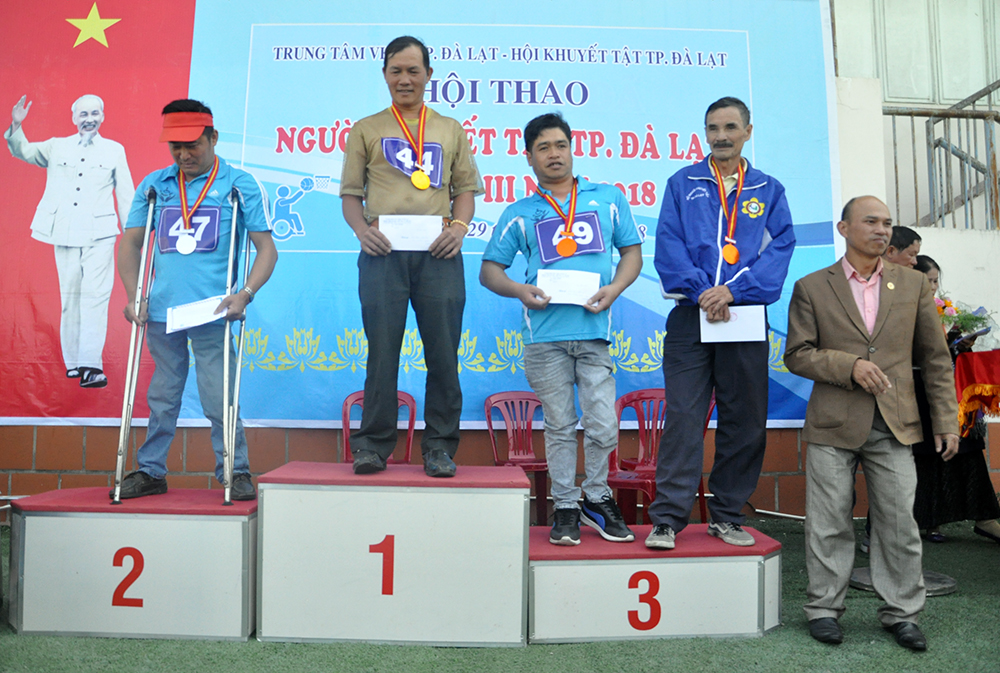 Các VĐV về đầu nội dung xe lăn nam