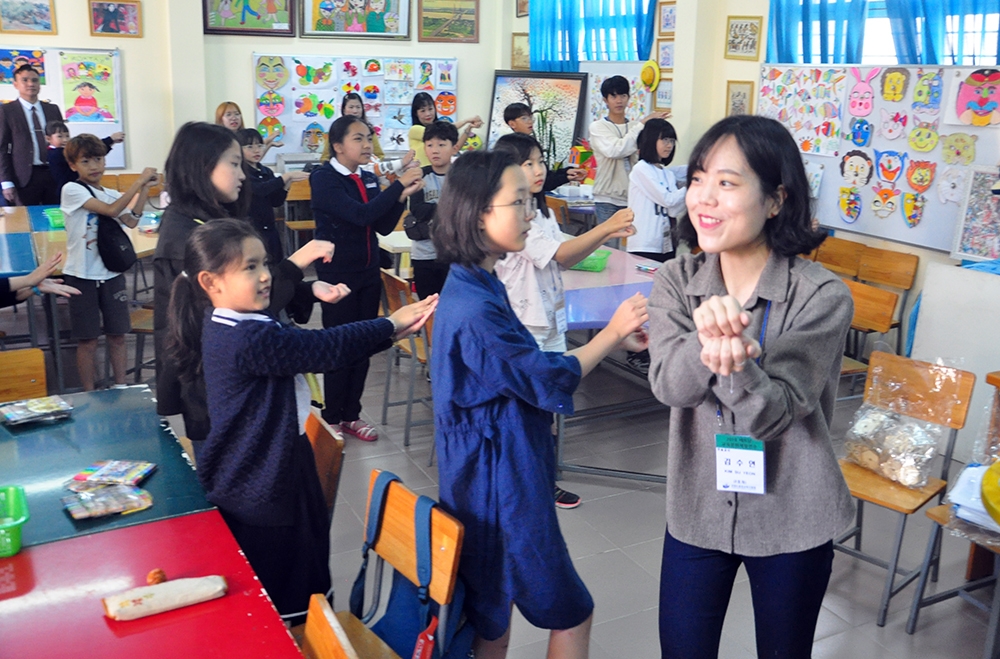 Cô giáo cùng học sinh Hàn Quốc cùng sinh hoạt trong một giờ học với học sinh trường Tiểu học Đoàn Thị Điểm – Đà Lạt