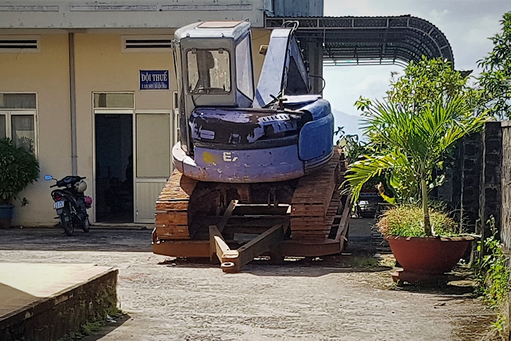 Tạm giữ máy múc khai thác đất trái phép