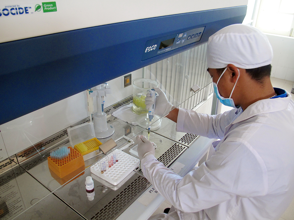 Bên trong Phòng xét nghiệm khẳng định HIV