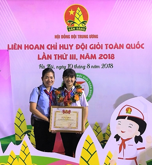 Tự hào là nữ giáo viên "mang khăn quàng đỏ"