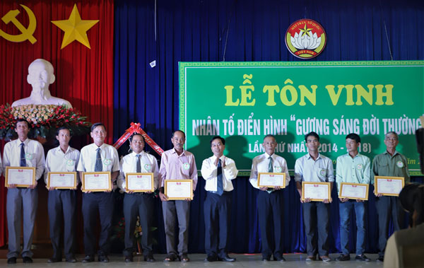 Đạ Huoai tôn vinh 85 gương sáng đời thường