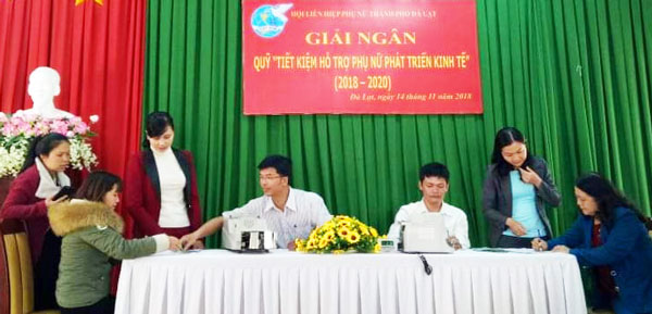 Hội phụ nữ Đà Lạt giải ngân 445 triệu đồng quỹ "tiết kiệm hỗ trợ phụ nữ phát triển kinh tế"