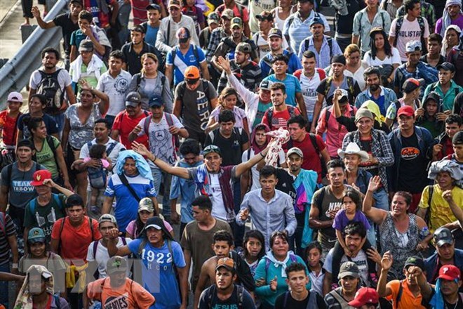 Hàng nghìn người di cư xuất hiện tại biên giới Mỹ-Mexico