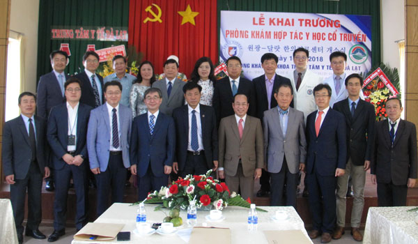 Lãnh đạo tỉnh, Tp Đà Lạt, ngành Y tế tỉnh và Hàn Quốc chụp ảnh lưu niệm nhân dịp khai trương Phòng khám hợp tác YHCT