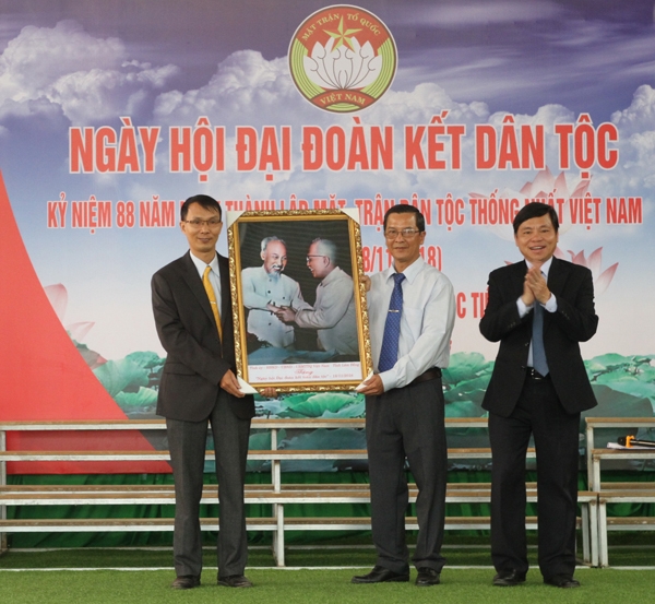 Đồng chí Nguyễn Văn Triệu tặng ảnh