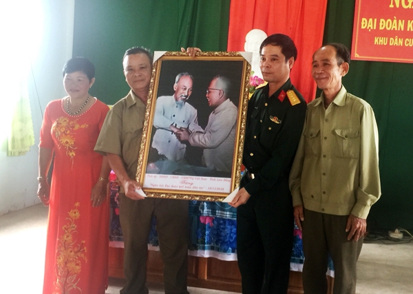 Đại tá Nguyễn Bình Sơn tặng ảnh