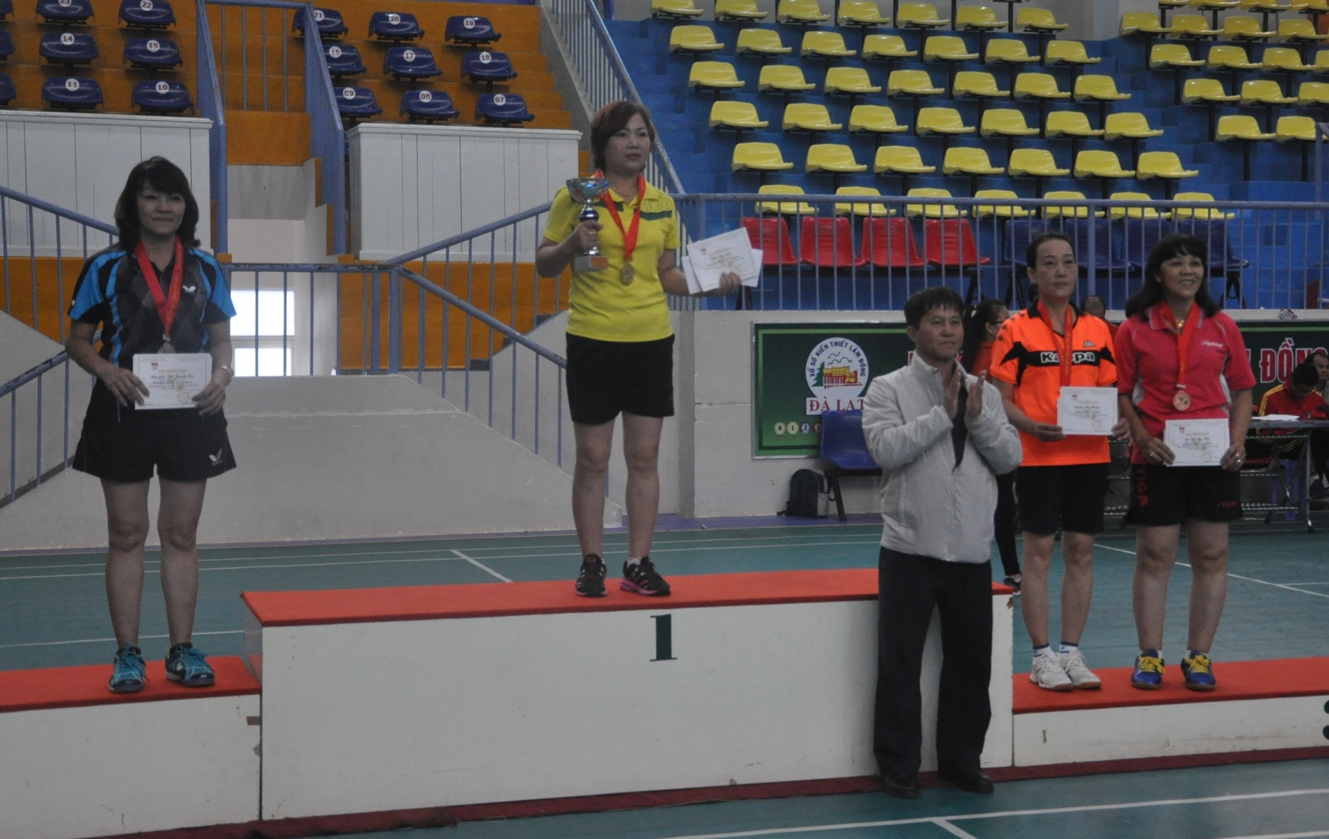 Trao giải cho các VĐV trong nội dung đơn nữ 45 tuổi trở lên giải Trung cao tuổi