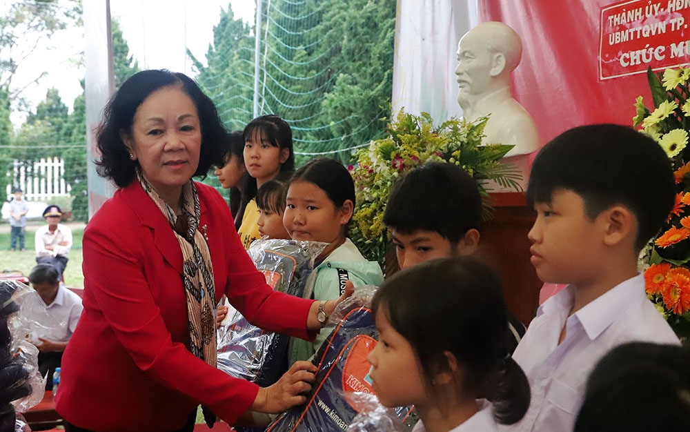 Đồng chí Trương Thị Mai tặng học bổng cho học sinh nghèo