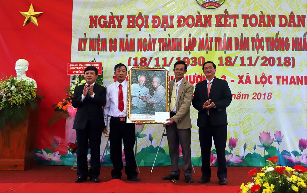 Lãnh đạo tỉnh Lâm Đồng tặng ảnh Bác Hồ - Bác Tôn cho bà con thôn Thanh Hương 3