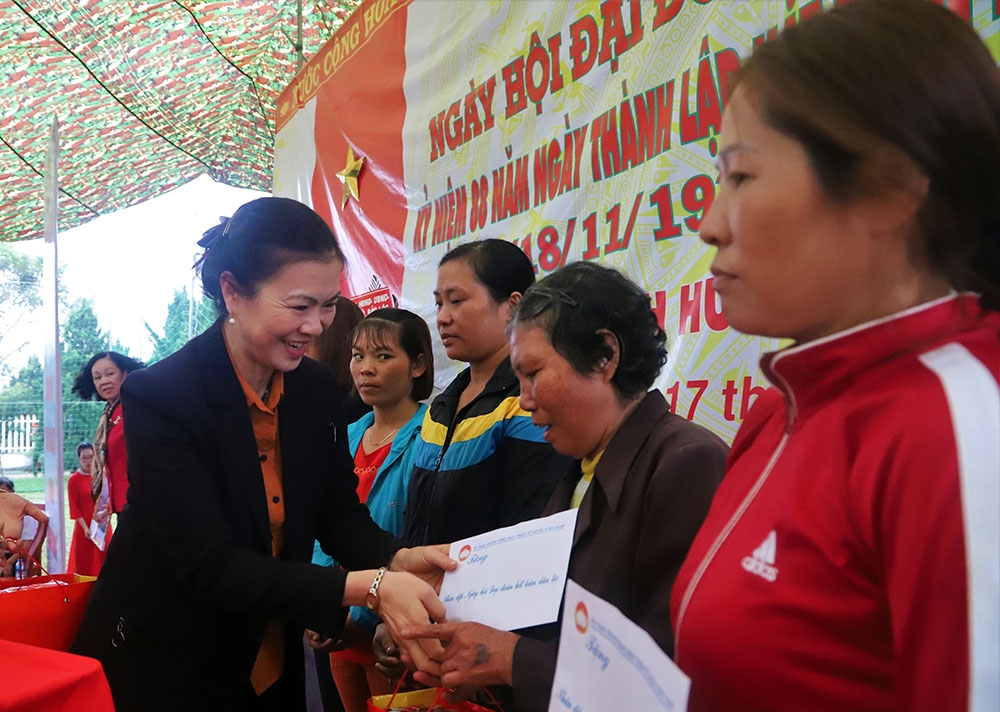 Bà Trương Thị Ngọc Ánh, Phó Chủ tịch UB Trung ương MTTQ Việt Nam trao quà cho gia đình tiêu biểu