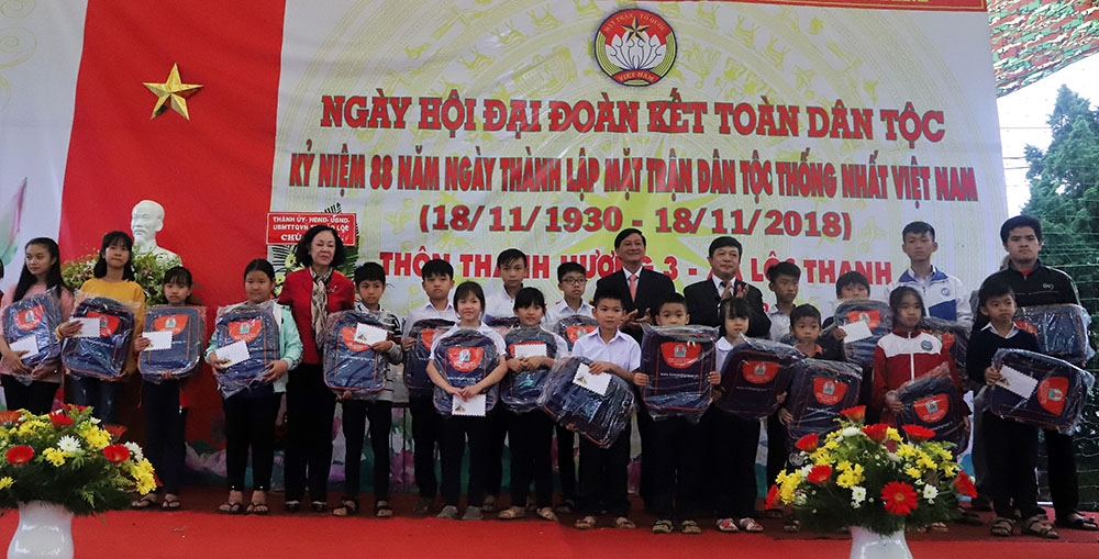 Lãnh đạo Trung ương và tỉnh tặng quà và học bổng cho học sinh nghèo