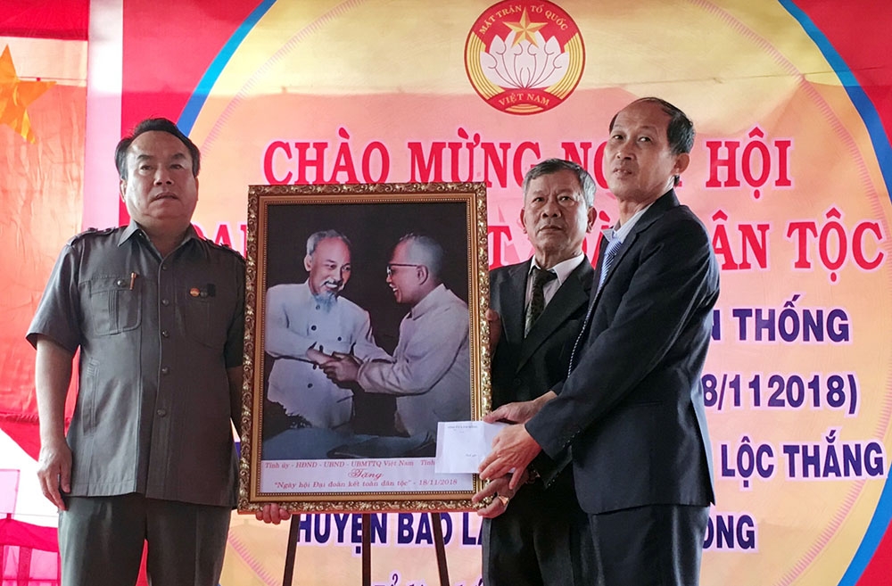 Đồng chí Dương Công Hiệp, Chủ nhiệm Ủy ban Kiểm tra Tỉnh ủy dự Ngày hội Đại đoàn kết dân tộc tại huyện Bảo Lâm