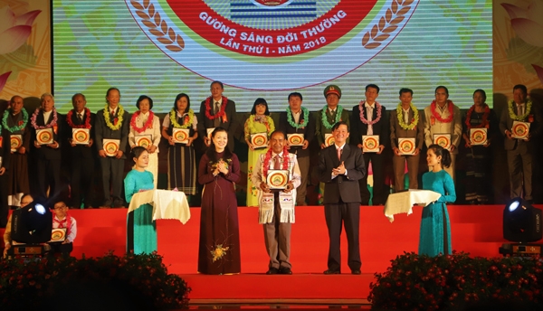 Đồng chí Trương Thị Ngọc Ánh - Phó Chủ tịch UBMTTQ Việt Nam và đồng chí Trần Đức Quận - Phó Bí thư thường trực Tỉnh ủy Lâm Đồng tặng hoa và trao biểu trưng “Gương sáng đời thường” cho các gương sáng được tôn vinh