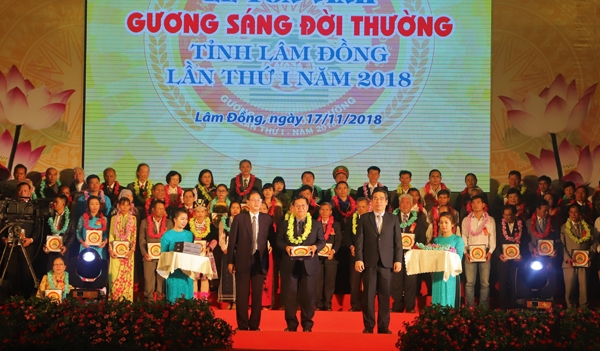 Đồng chí Nguyễn Phước Lộc - Phó Trưởng Ban Dân vận Trung ương và đồng chí Nguyễn Trọng Ánh Đông - Chủ tịch UB MTTQ Việt Nam tỉnh Lâm Đồng trao biểu trưng “Gương sáng đời thường” cho các nhân tốt điển hình