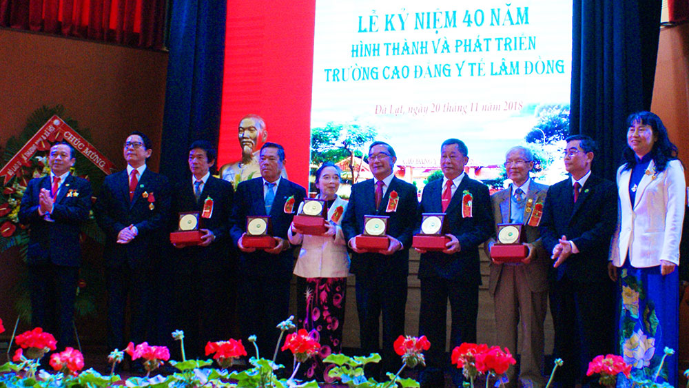 Nhà trường tặng quà tri ân các cán bộ, lãnh đạo Trường CĐYT Lâm Đồng qua các thời kỳ