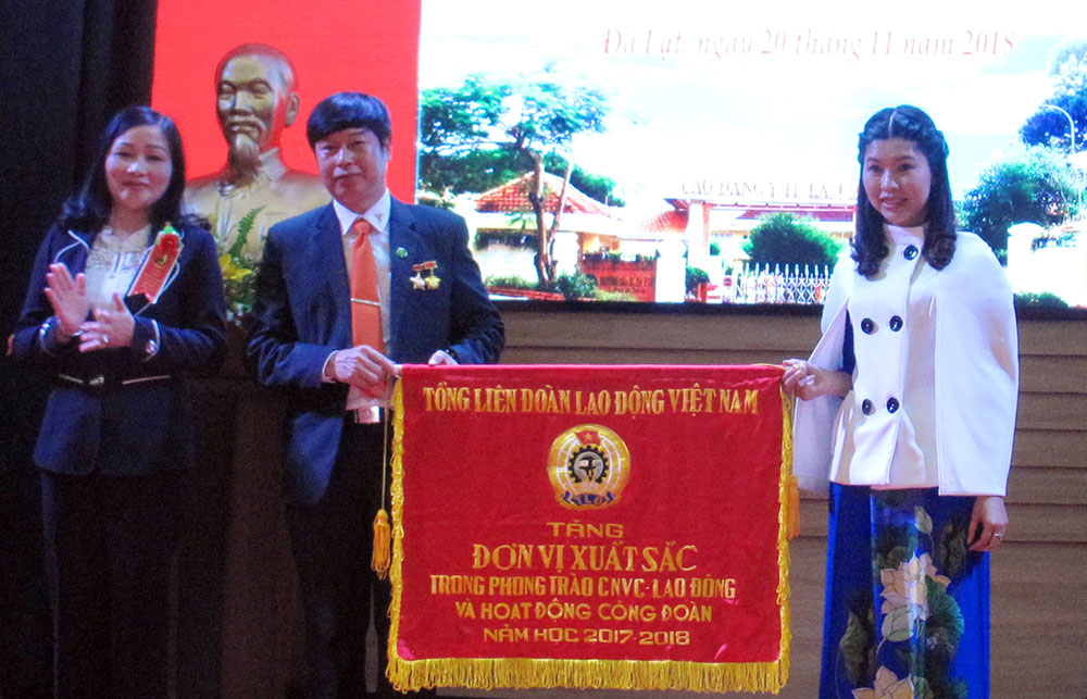 CĐCS Trường CĐYT Lâm Đồng nhận Cờ thi đua Xuất sắc của Tổng Liên đoàn Lao động Việt Nam