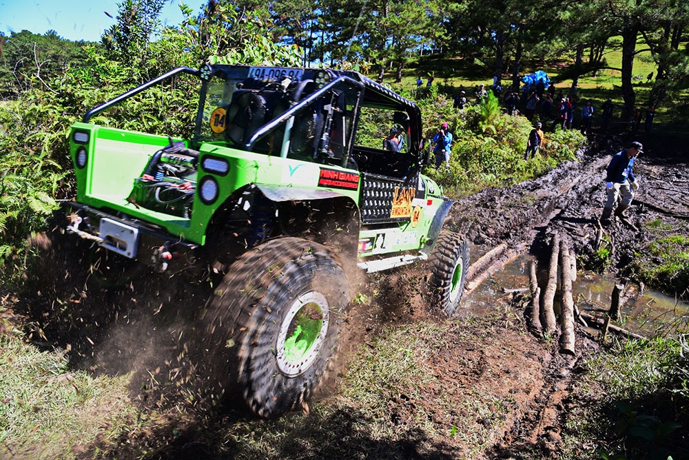 Tại điểm tập kết xe trong rừng