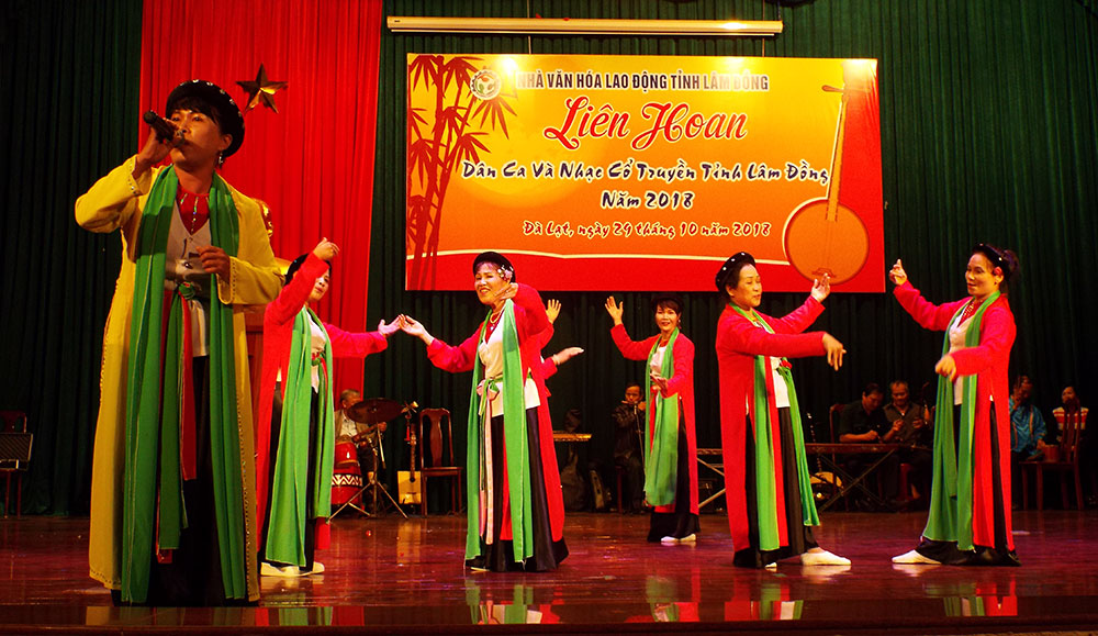 Hai vợ chồng nghệ nhân mê hát chèo