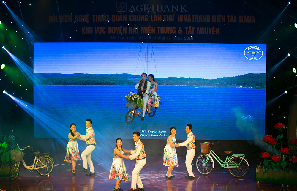 Agribank Lâm Đồng II đưa khán giả dạo chơi xứ hoa Đà Lạt trong khung cảnh tình yêu lãng mạn.