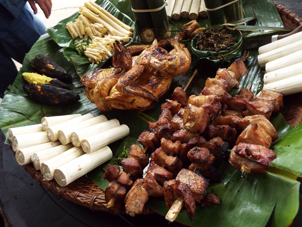 Mâm cơm với những món ăn truyền thống