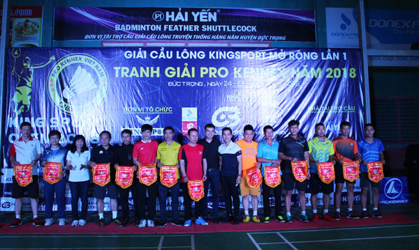 Các đội tham gia nhân cờ lưu niệm của ban tổ chức