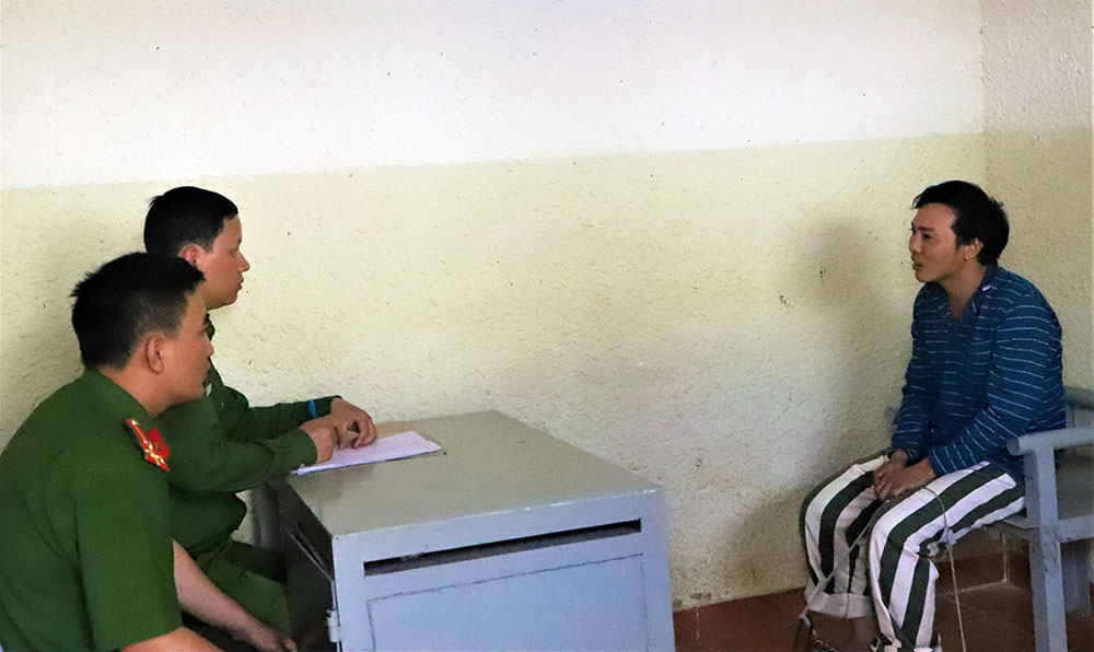 Xuyên đêm, triệt phá nhóm lâm tặc khai thác gỗ trái phép
