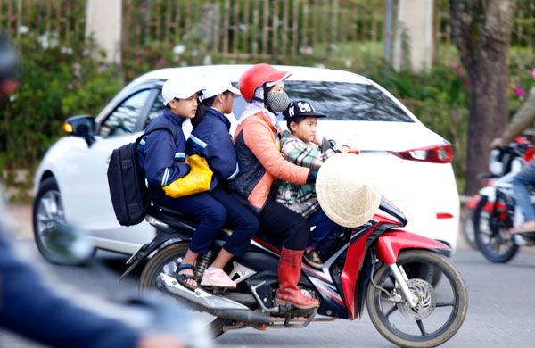 Tương tự tại huyện Đức Trọng, chúng tôi ghi nhận vào giờ tan trường, nhiều phụ huynh học sinh chở con theo sau không đội mũ bảo hiểm