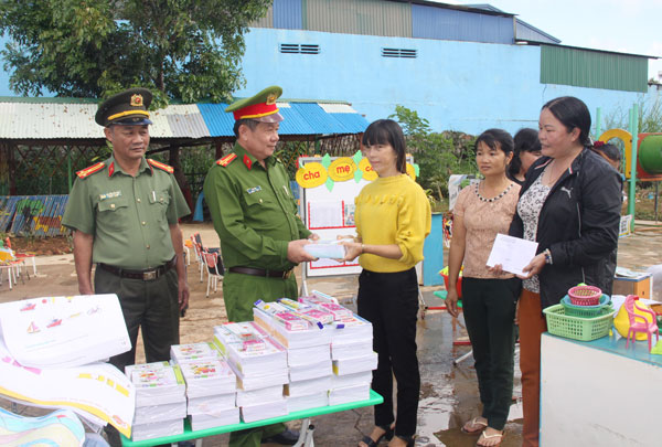 Đức Trọng: Công an giúp dân khắc phục lũ lụt