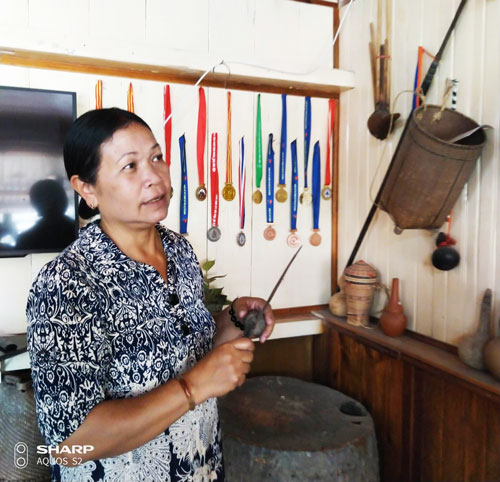 Người phụ nữ K'Ho và ngôi nhà sàn Srê