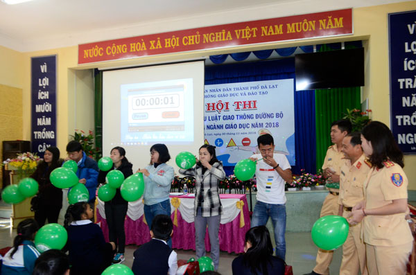 Các thầy cô giáo tham gia trò chơi vận động để cứu thí sinh khi đơn vị mình bị loại nhiều