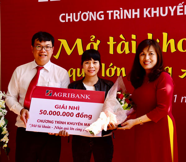 Agribank Chi nhánh Lâm Đồng II trao thưởng khách hàng trúng 50 triệu đồng