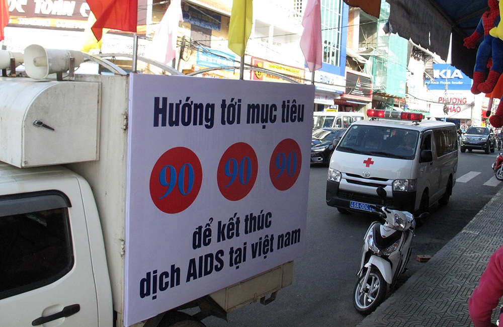 Đoàn ô tô diễu hành quanh Đà Lạt phát thông điệp kêu gọi mọi người quan tâm phòng chống HIV/AIDS