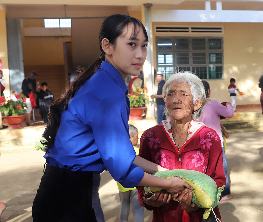 Trao yêu thương cho học sinh nghèo và người cao tuổi đồng bào dân tộc thiểu số