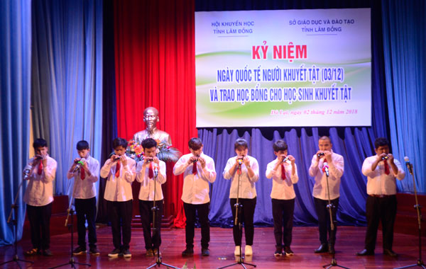 Giao lưu và trao học bổng cho học sinh khuyết tật