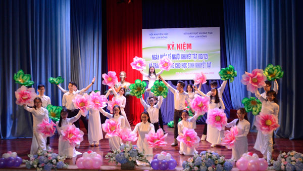 Học sinh bình thường giao lưu văn nghệ với học sinh khuyết tật