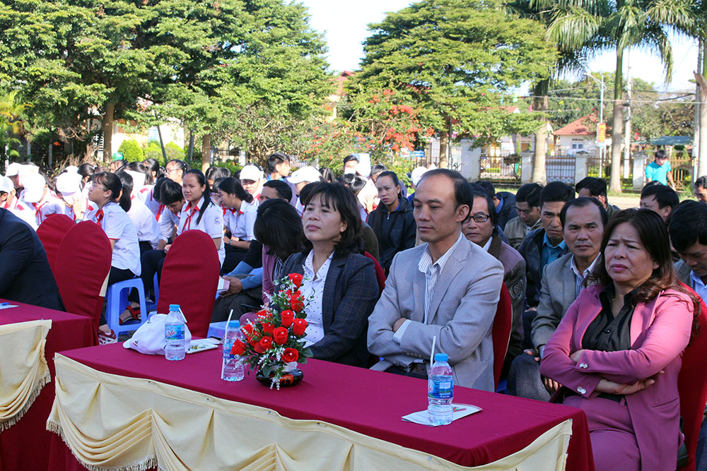 Biểu diễn văn nghệ tại lễ ra quân
