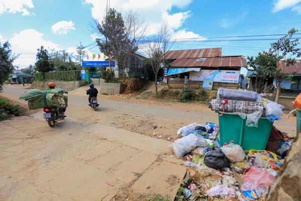 Lạc Dương: Rác thải chất đống trước điểm trường tiểu học