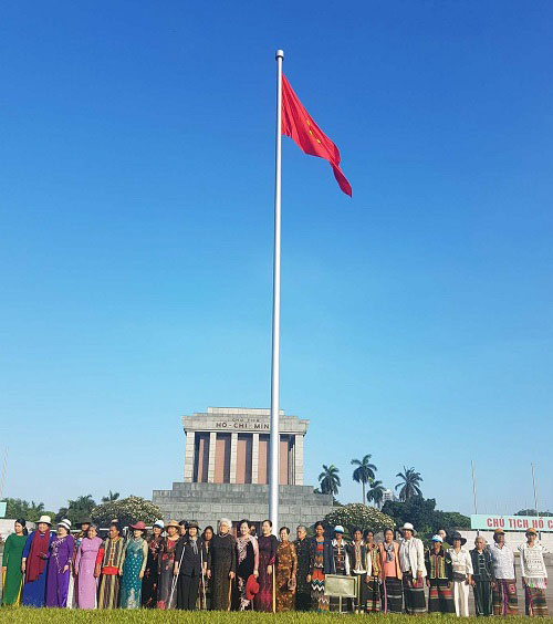 Đoàn nữ pháo binh 8/3 do bà Lưu Thị Thanh An: Nguyên Chỉ huy phó Đội nữ pháo binh 8/3, Ủy viên Ban Thường vụ Tỉnh ủy, Bí thư Thành ủy Bảo Lộc làm Trưởng đoàn vào Lăng viếng Bác