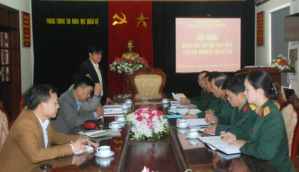 Thường vụ Hội Nhà báo tỉnh làm việc với Chi hội Nhà báo Tạp chí Nghiên cứu Chiến thuật - Chiến dịch