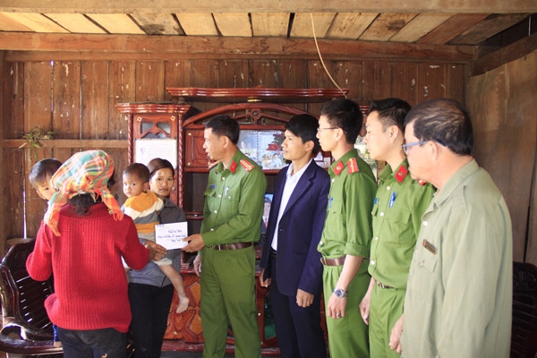 Công an tỉnh hỗ trợ hai nạn nhân mua bán người