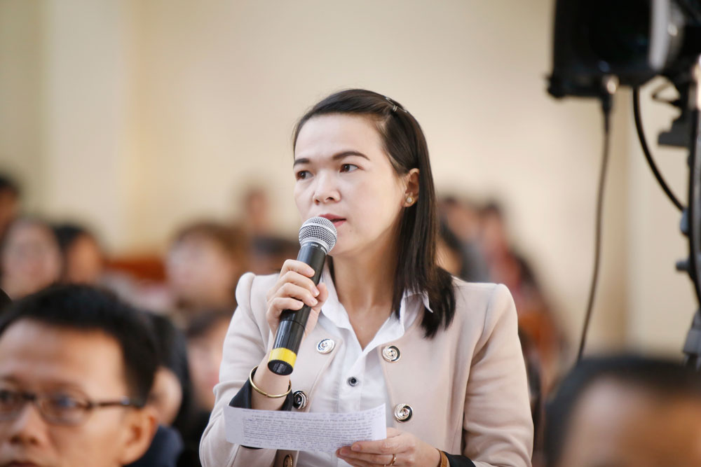 Đại biểu Tường Vi đoàn Đức Trọng đặt câu hỏi về việc xử lý trách nhiệm người đứng đầu vì để mất rừng
