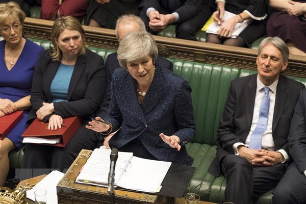 Thủ tướng Anh Theresa May (phía trước) trong phiên chất vấn tại Hạ viện, trước cuộc bỏ phiếu tín nhiệm, ở London. (Nguồn: AFP/TTXVN)