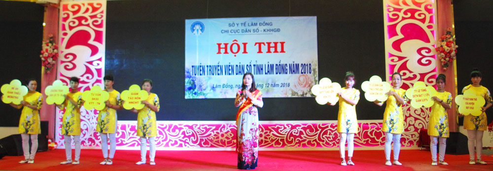 Phần thi chào hỏi của đội Cát Tiên được Ban giám khảo đánh giá cao