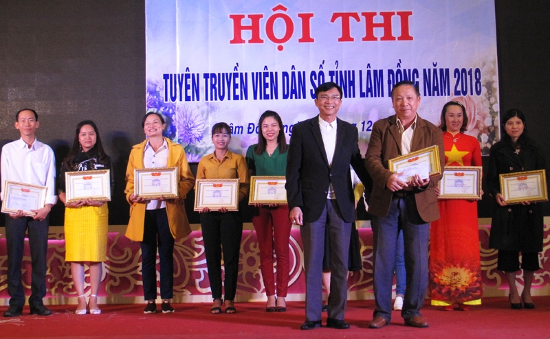 BS Đinh Đức Thọ -Chi cục trưởng Chi cục Dân số -KHHGĐ tỉnh trao Giải Nhất hội thi cho đơn vị Đức Trọng