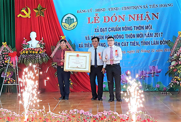 Cát Tiên: Xã Tiên Hoàng đón Bằng công nhận xã đạt chuẩn NTM