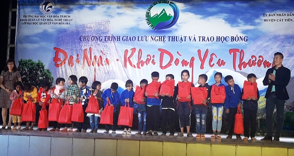 Trao học bổng, quà cho học sinh nghèo và gia đình khó khăn xã Phước Cát 2
