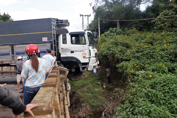 Xe tải mất lái &quot;treo&quot; trên cầu Đại Nga, Quốc lộ 20 tê liệt